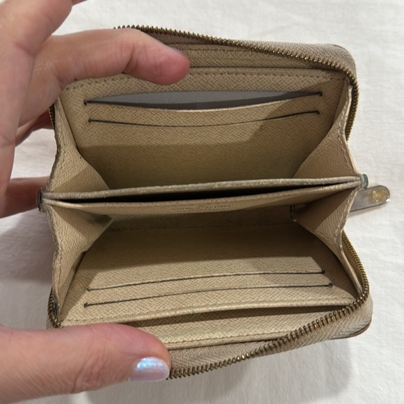 Louis Vuitton Damier Azur Zippy Coin Purse
Pattern 100% Authentic - Picture 8 of 9